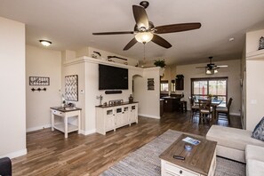 Smart-TV, Bücher, Stereoanlage