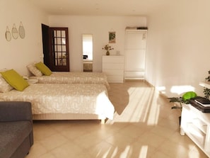 3 bedrooms, iron/ironing board, free WiFi, bed sheets