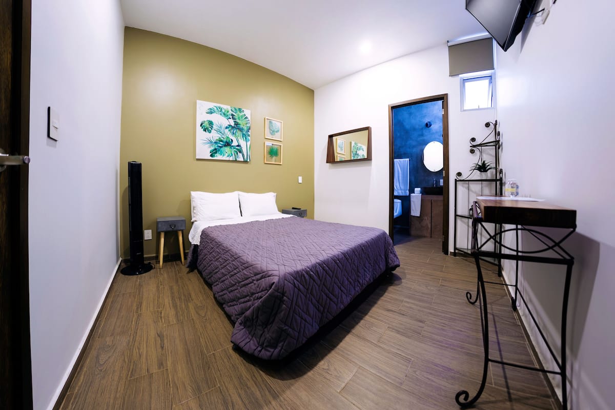 Habitación estándar, 1 cama matrimonial | Caja de seguridad en la habitación y tabla de planchar con plancha