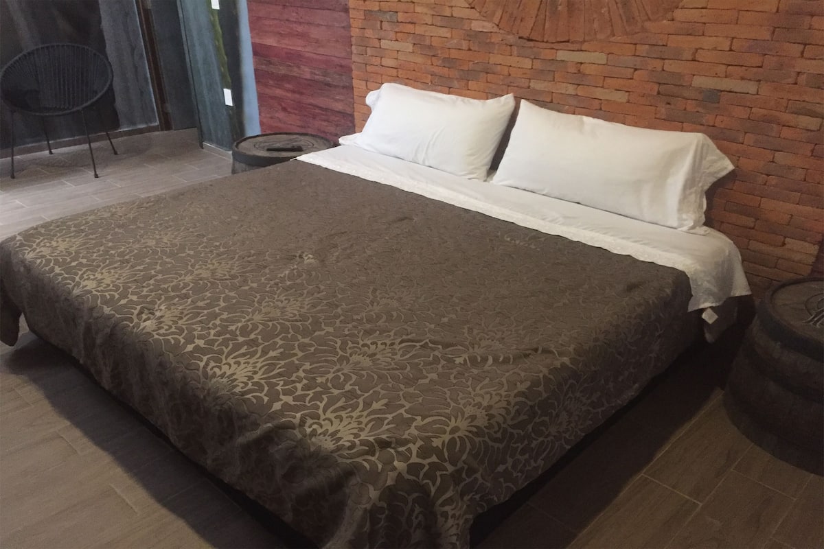 Habitación superior, 1 cama King size | Caja de seguridad en la habitación y tabla de planchar con plancha