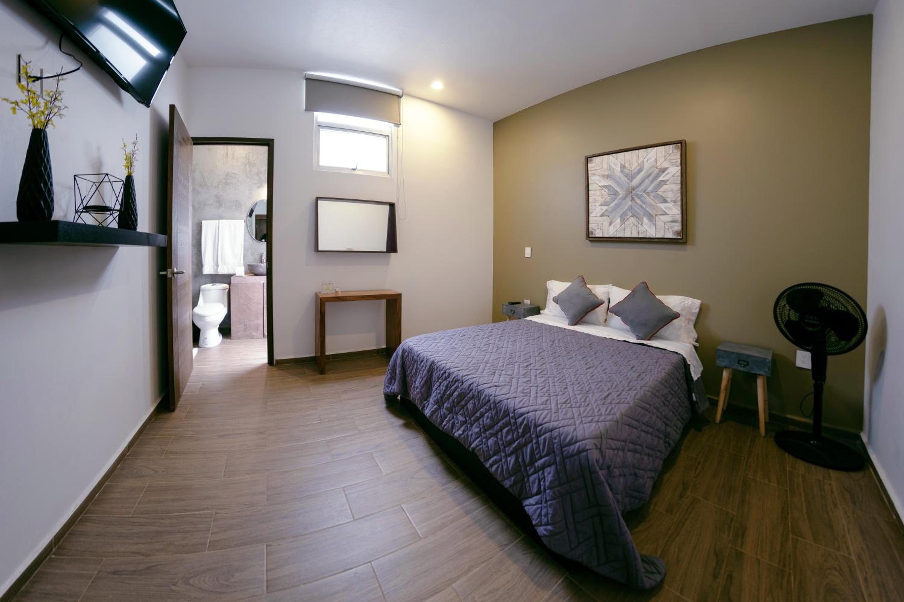 Caja de seguridad en la habitación y tabla de planchar con plancha 