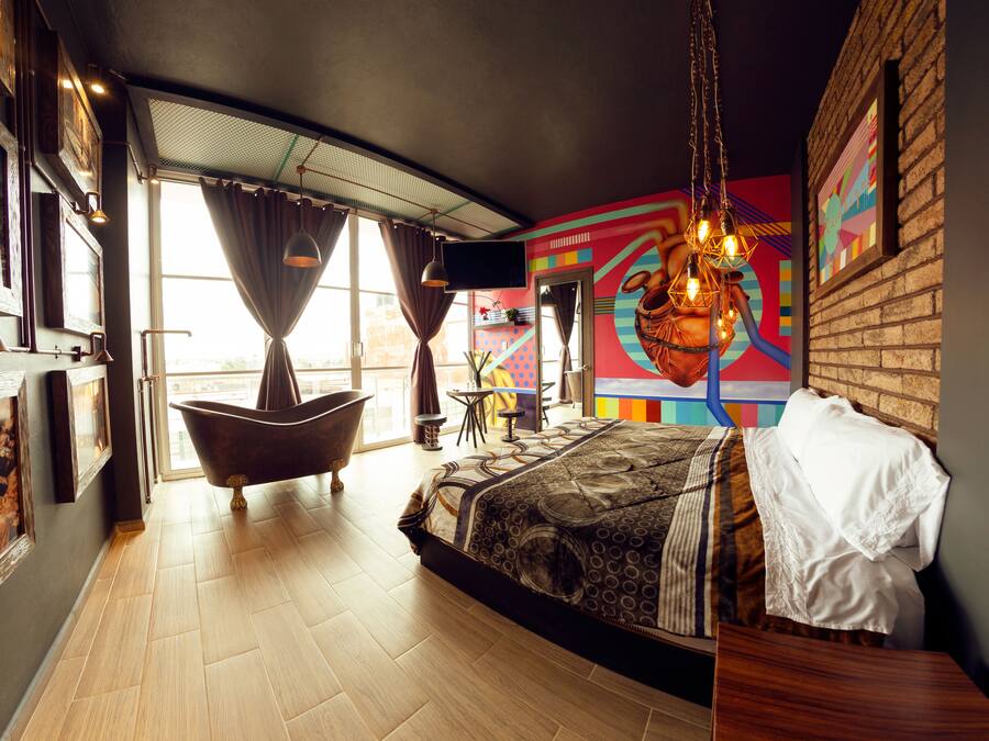 Suite, 1 trĂšs grand lit, balcon | Coffres-forts dans les chambres, fer et planche Ă repasser