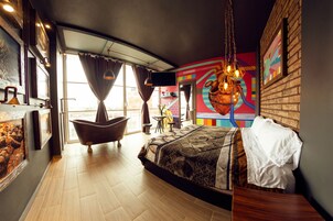 Caja de seguridad en la habitación y tabla de planchar con plancha 