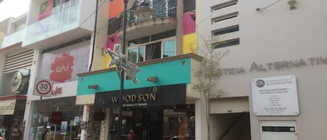 Vista frontal de la propiedad