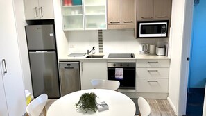 Réfrigérateur, four à micro-ondes, un four, surface de cuisson