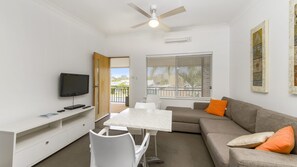 TV, DVD player - H2O Holiday Apartments - Unit 6 (NORTH HAVEN)