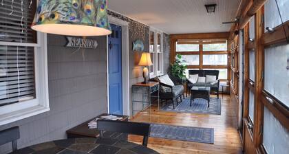 ¡Bienvenido a esta encantadora casa de dos niveles OCEAN BLOCK! Mascotas bienvenidas