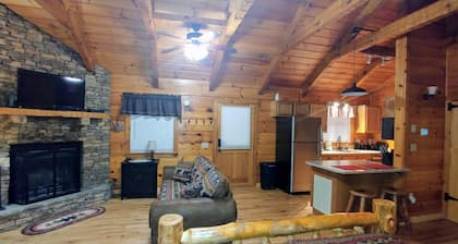 Newly updated cabin, 10 min to pkwy in Pigeon Forge. Screen porch, hot tub,WiFi.