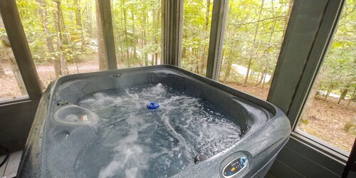 Newly updated cabin, 10 min to pkwy in Pigeon Forge. Screen porch, hot tub,WiFi.