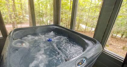 Newly updated cabin, 10 min to pkwy in Pigeon Forge. Screen porch, hot tub,WiFi.