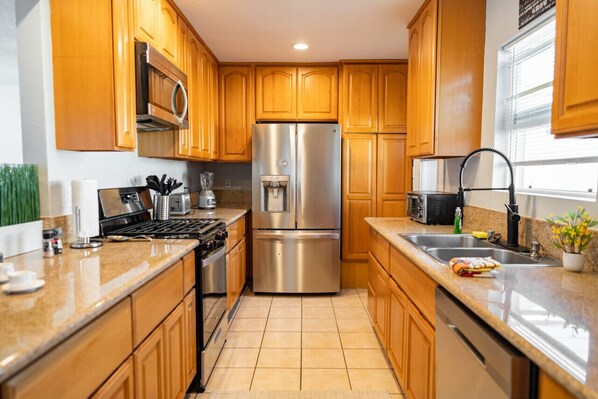 Refrigerador, microondas, horno, placa de cocina