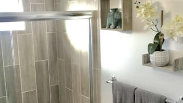 Bañera con ducha, secador de pelo, toallas, jabón