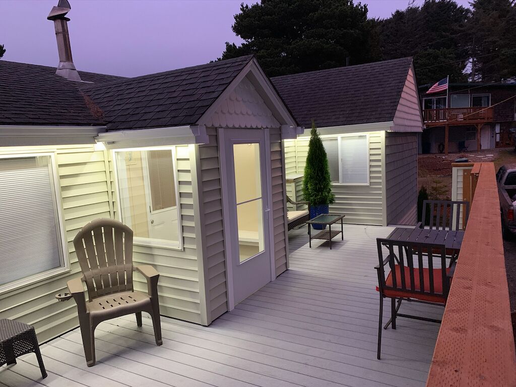 Primo beds, custom-built bunkroom, covered hot tub, close to the ocean & casino