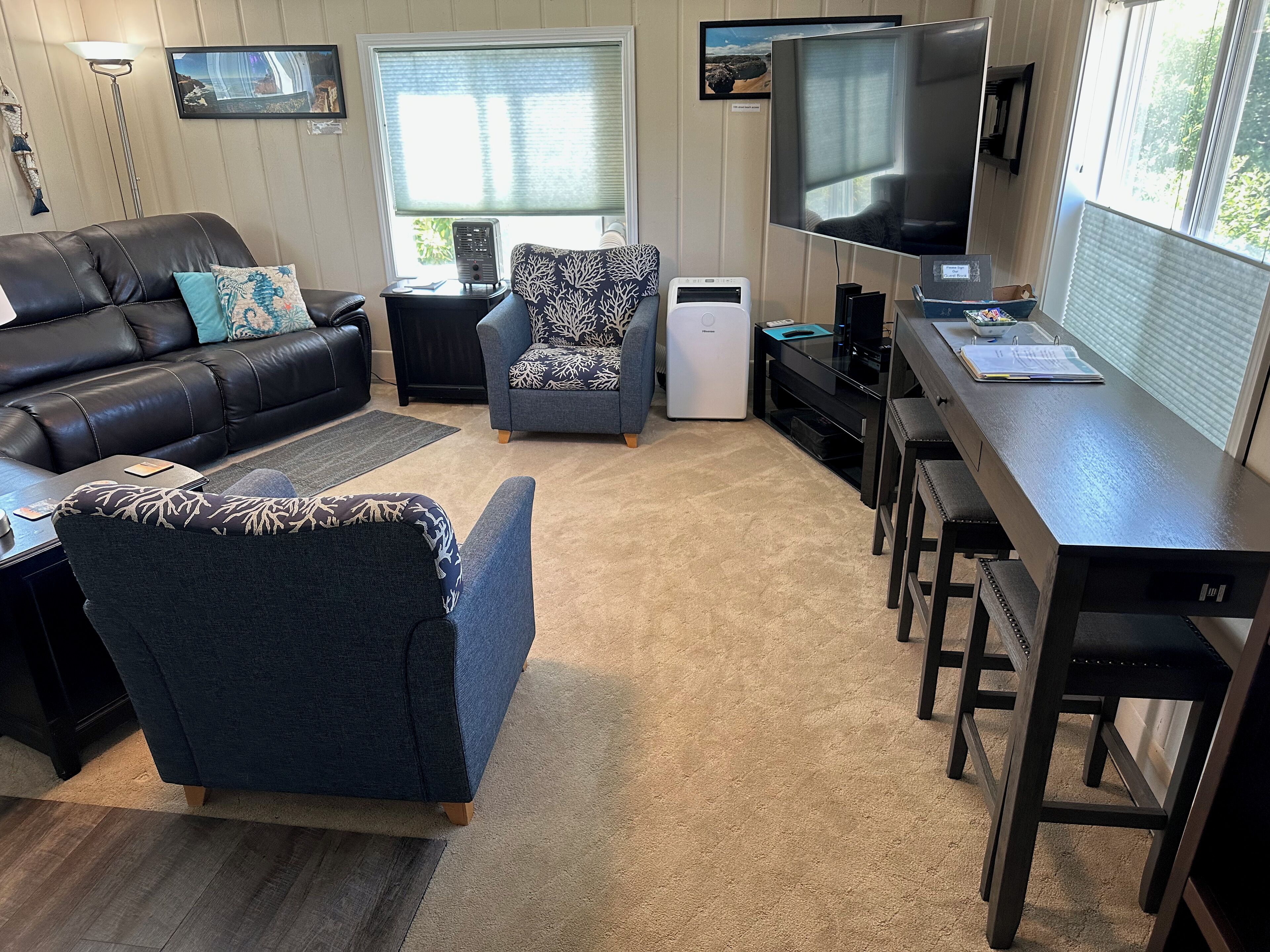 Primo beds, custom-built bunkroom, covered hot tub, close to the ocean & casino