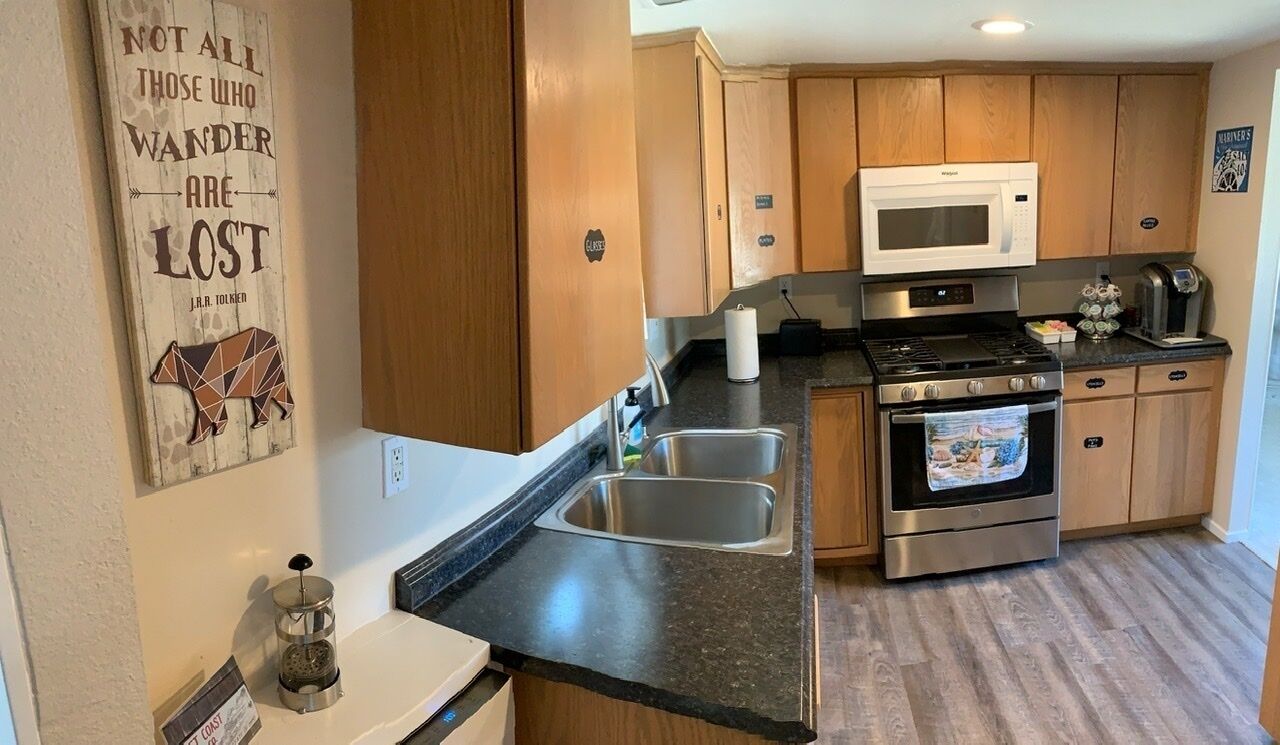 Primo beds, custom-built bunkroom, covered hot tub, close to the ocean & casino