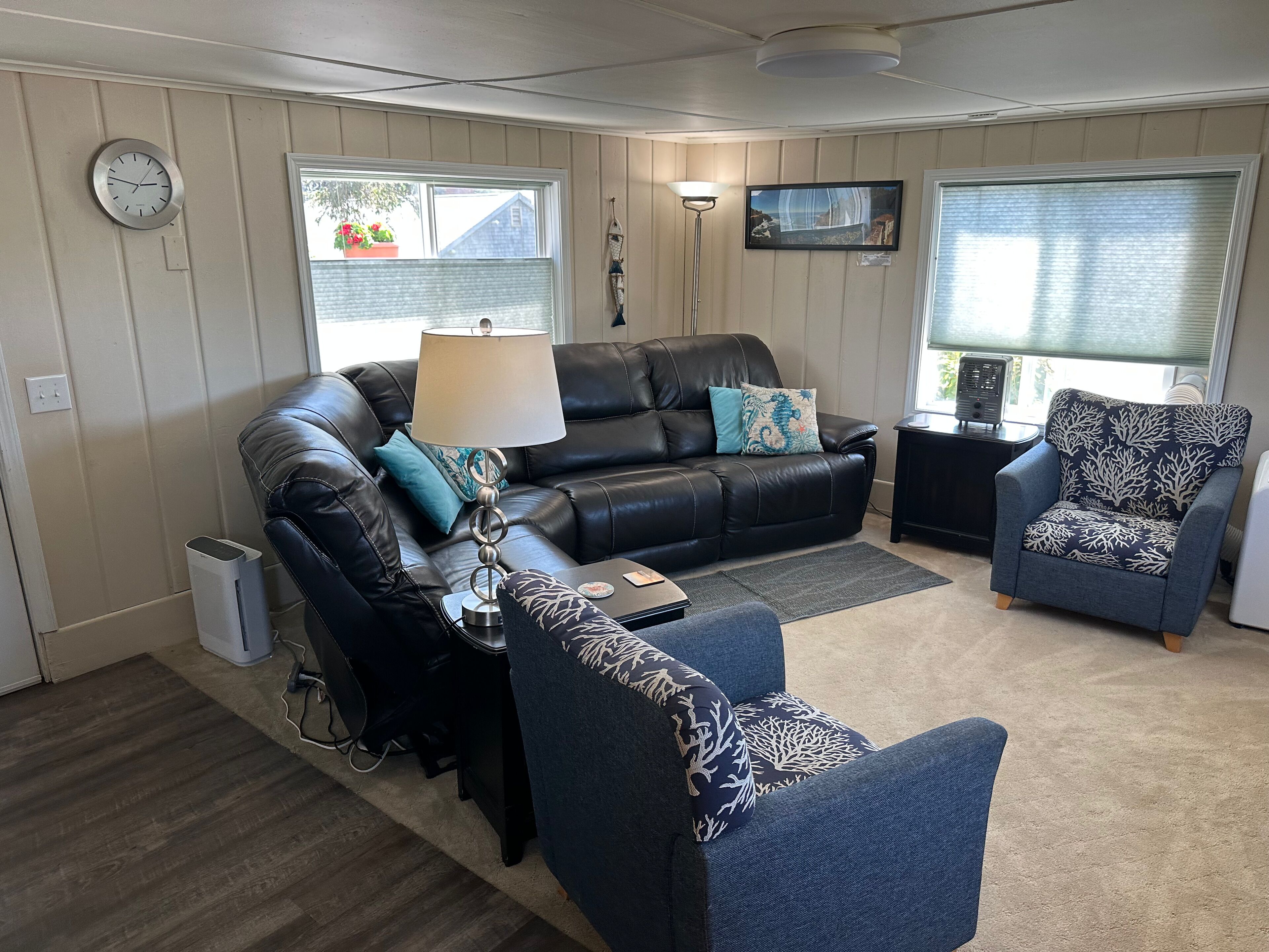 Primo beds, custom-built bunkroom, covered hot tub, close to the ocean & casino