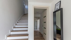 Eine Treppe mit Holzbalken, die zu einer Tür führt.