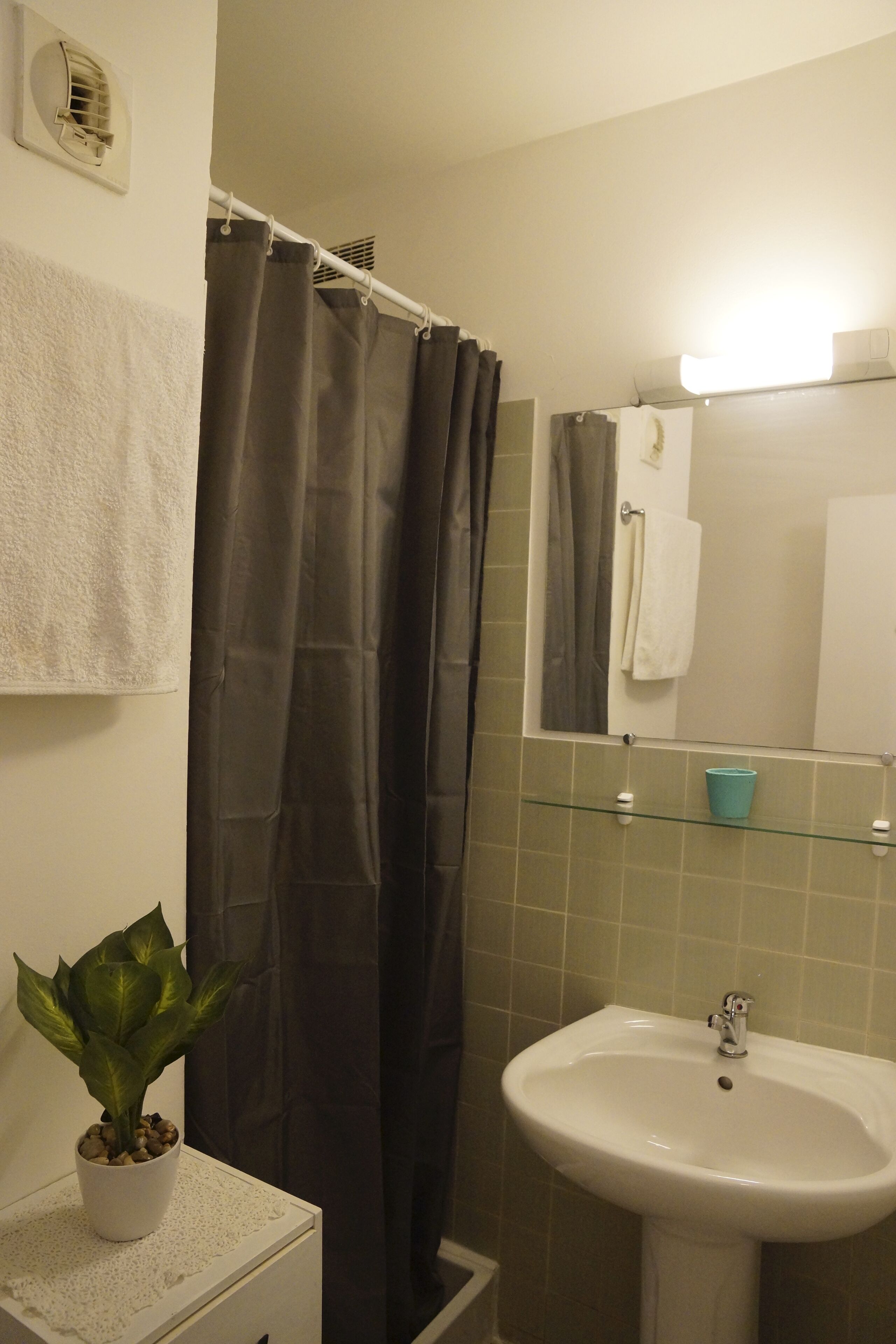 Een douche, een haardroger, handdoeken, zeep