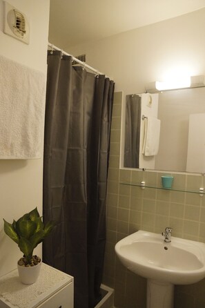 Dusche, Haartrockner, Handtücher, Seife