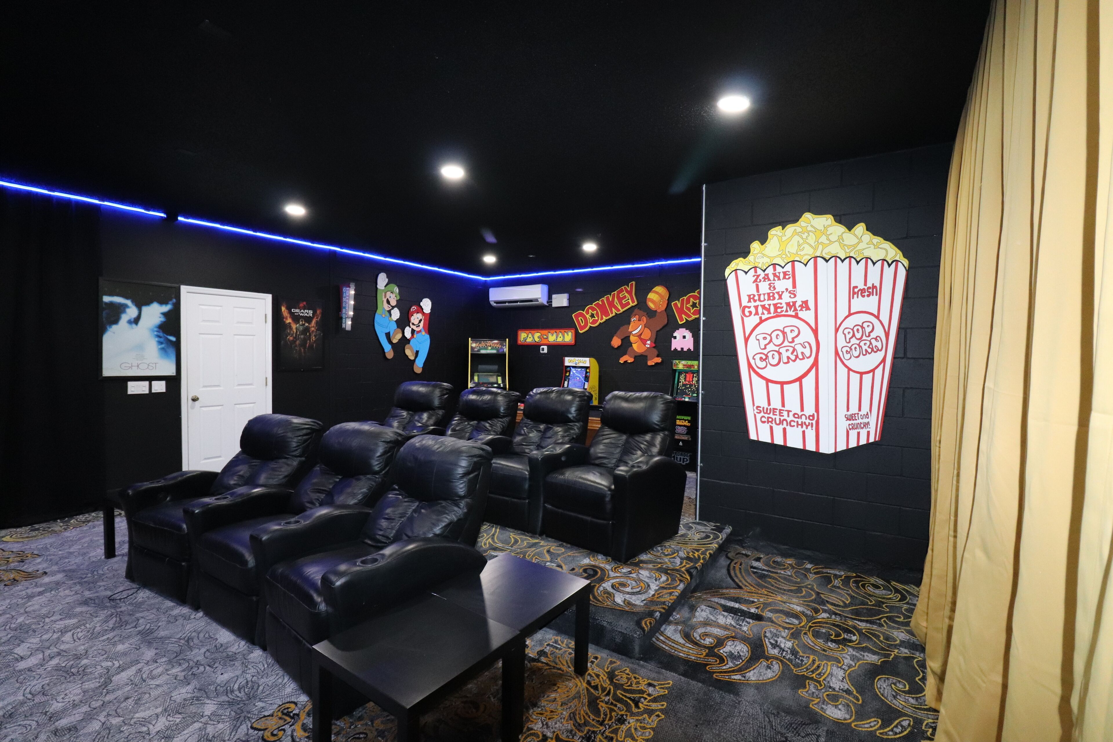Amazing LakeView 2Theaters Outdoor & Indoor GameRm 8 bedrms 6bath 5 King suites