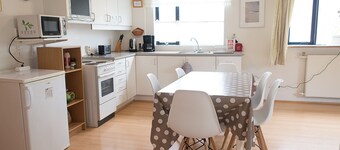 Apartamento con vistas al mar y montaña.