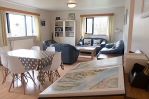 Books - Apartment with 3 bedrooms and 2 bathrooms, view on mountains and sea (Súðavík)