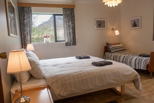 3 bedrooms, free WiFi, bed sheets, wheelchair access - Apartment with 3 bedrooms and 2 bathrooms, view on mountains and sea (Súðavík)
