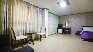 Deluxe Room | Living area | Flat-screen TV