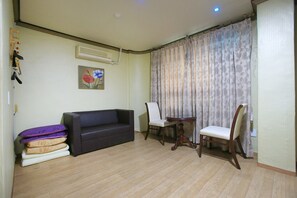 Deluxe Room | Living area | Flat-screen TV - Bobos Motel (Seoul)