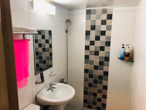 Shower, free toiletries, hair dryer, towels - Bobos Motel (Seoul)