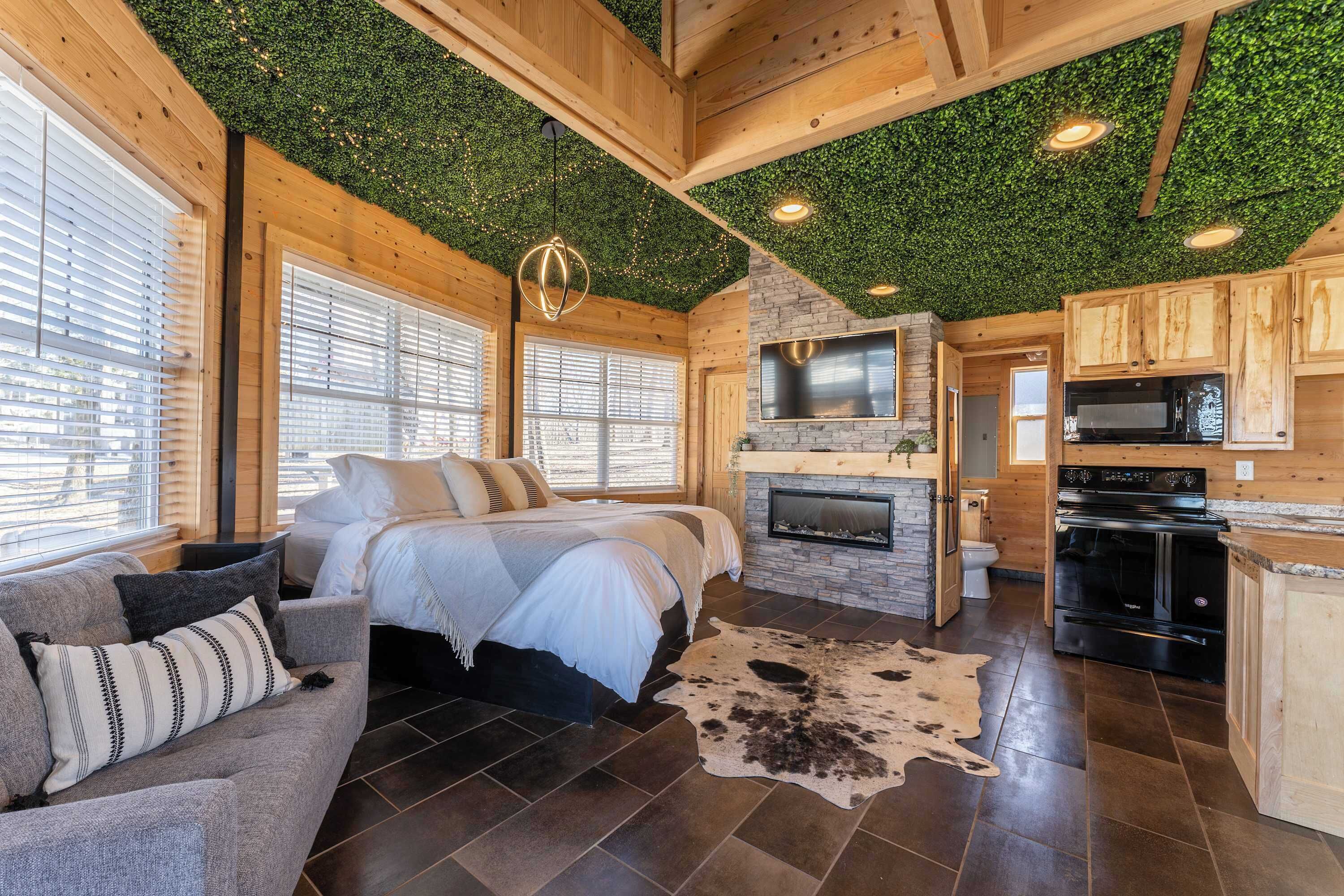 Tabla de planchar con plancha, wifi y ropa de cama 