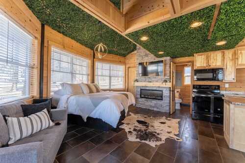 The Yurt at Paradise Pointe with a hot tub, fire pit, & Grill