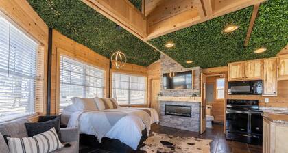 The Yurt at Paradise Pointe with a hot tub, fire pit, & Grill