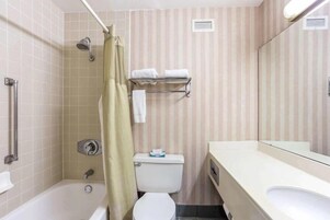 Bañera con ducha, toallas