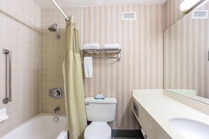 Bañera con ducha, toallas