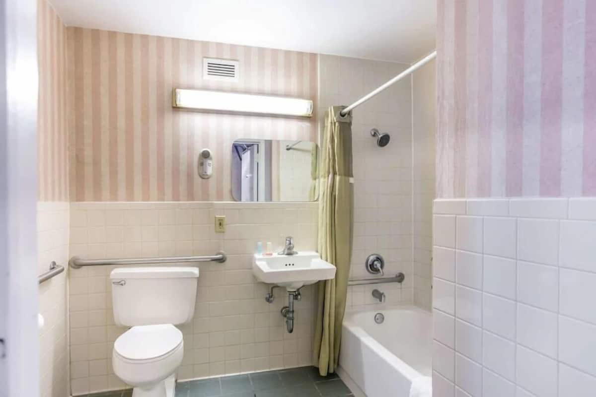 combined shower/bathtub, towels