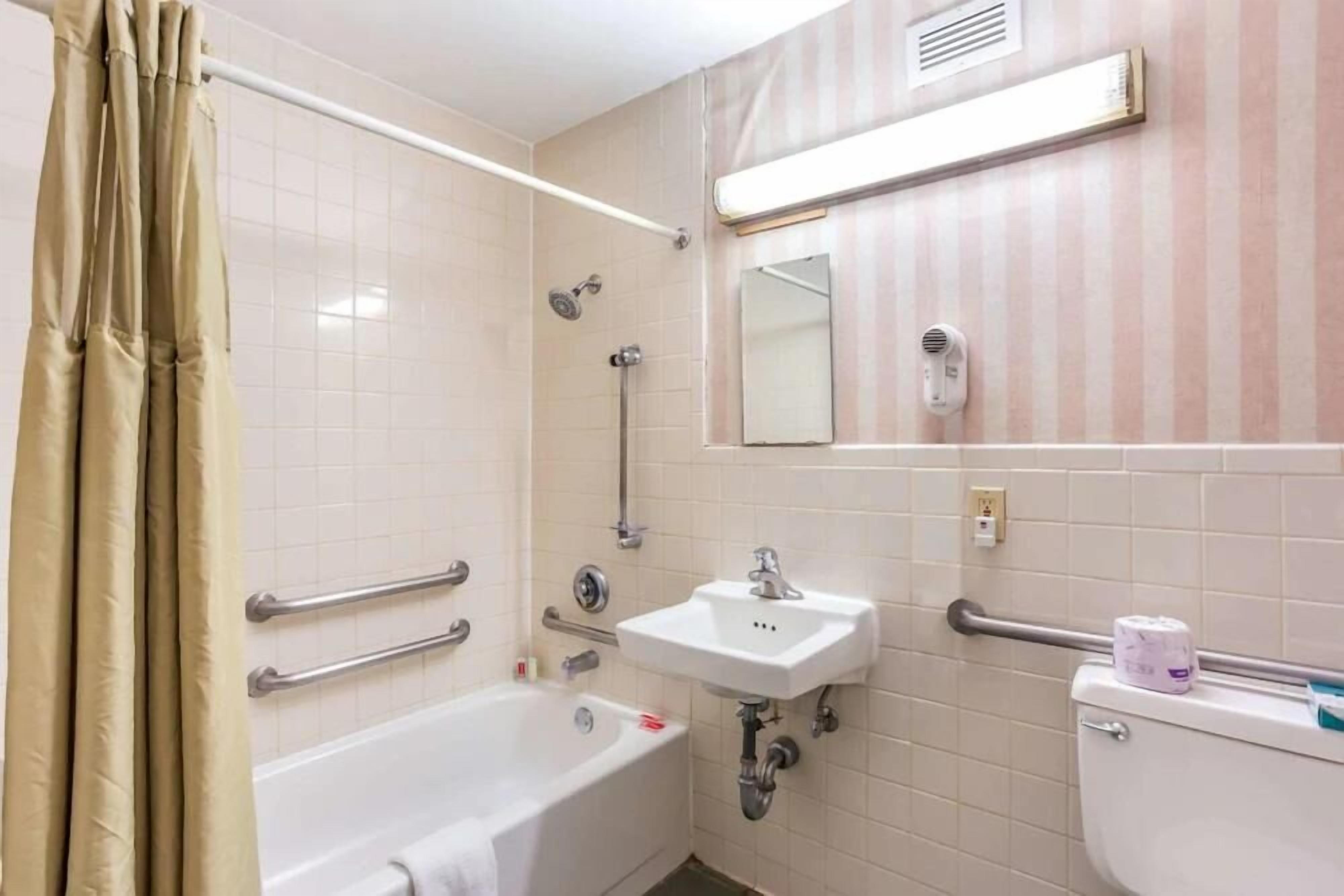 combined shower/bathtub, towels