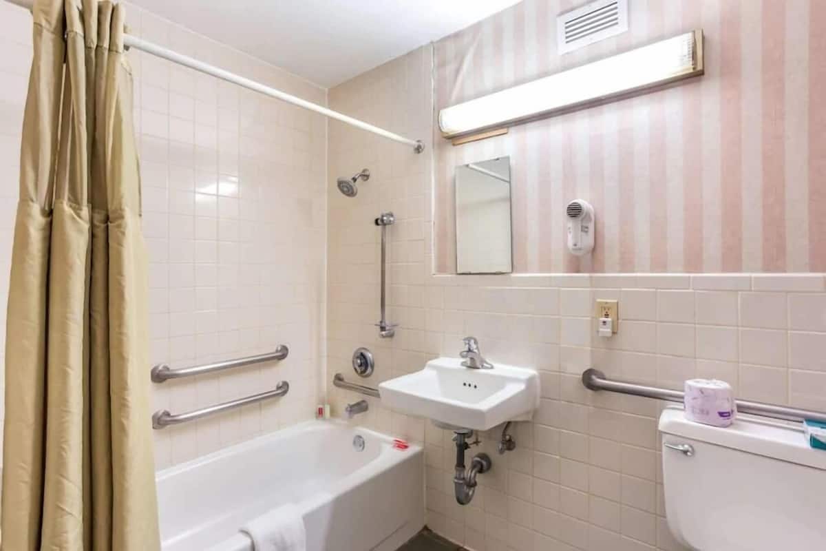 combined shower/bathtub, towels