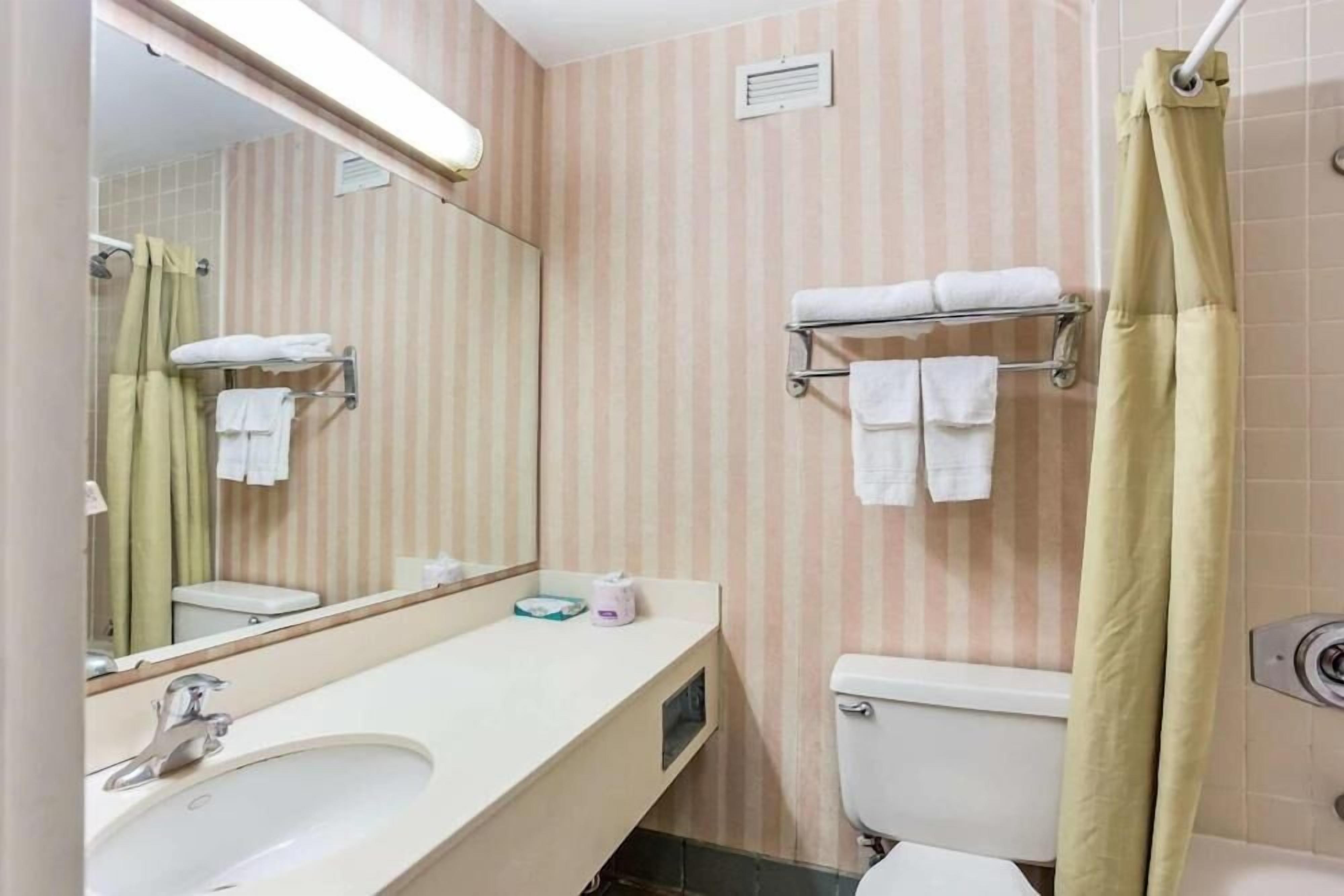 combined shower/bathtub, towels