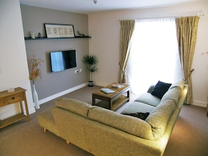 Family Apartment, Private Bathroom (Flat 3) | Lounge - Beaverhall Holiday Apartments (Edinburgh)