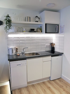 Deluxe Studio, Private Bathroom (Flat 1) | Shared kitchen | Highchair - Beaverhall Holiday Apartments (Edinburgh)