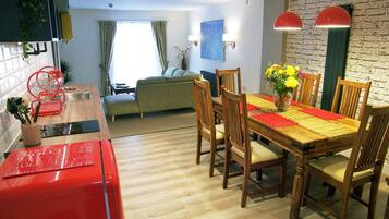 Family Apartment, Private Bathroom (Flat 3) | Restaurant