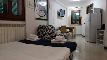 1 dormitori, planxa i posts de planxar, wifi i roba de llit
