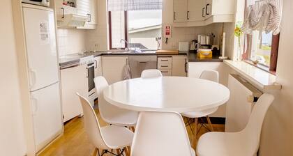 Apartment with 3 bedrooms, 1 bathroom view on sea and mountains