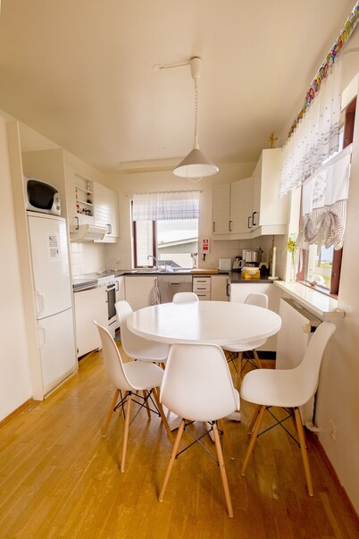 Apartment with 3 bedrooms, 1 bathroom view on sea and mountains