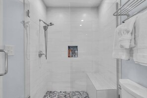 Ensemble douche/baignoire, sèche-cheveux, serviettes fournies, shampoing