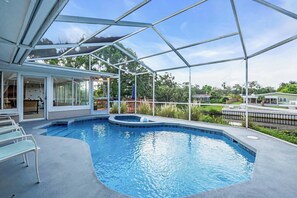 Alberca al aire libre y alberca climatizada