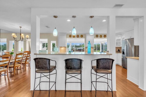 Sarasota Waterfront Paradise- Location, Location...!!
