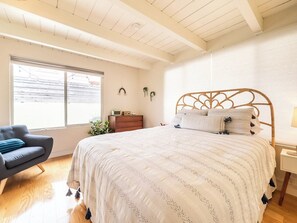 2 chambres, fer et planche à repasser, lit de bébé portatif