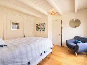 2 chambres, fer et planche à repasser, lit de bébé portatif
